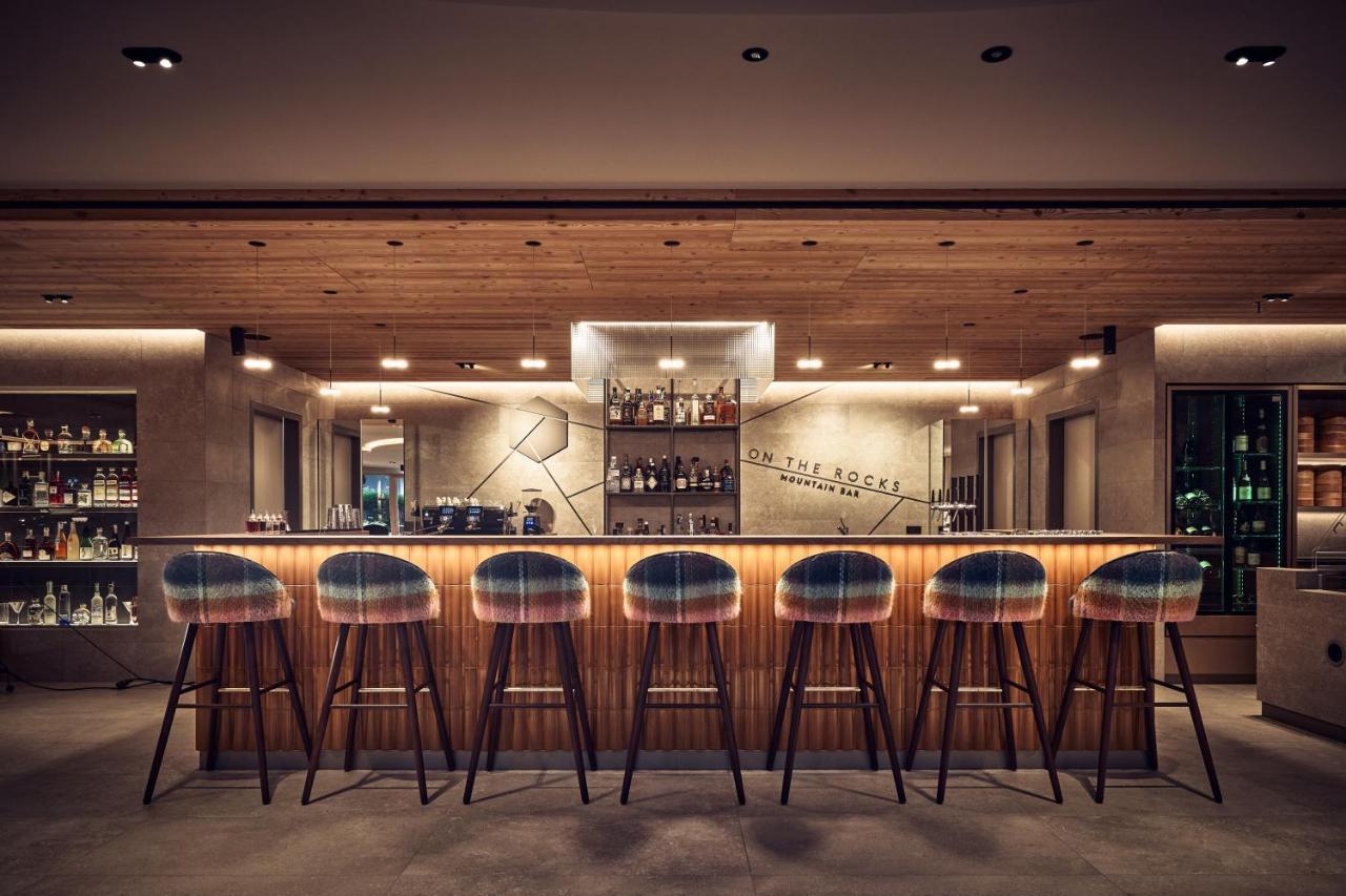 Falkensteiner Hotel Kronplatz - The Leading Hotels Of The World (Adults Only) Riscone Exteriör bild The bar at the 1011 Hotel