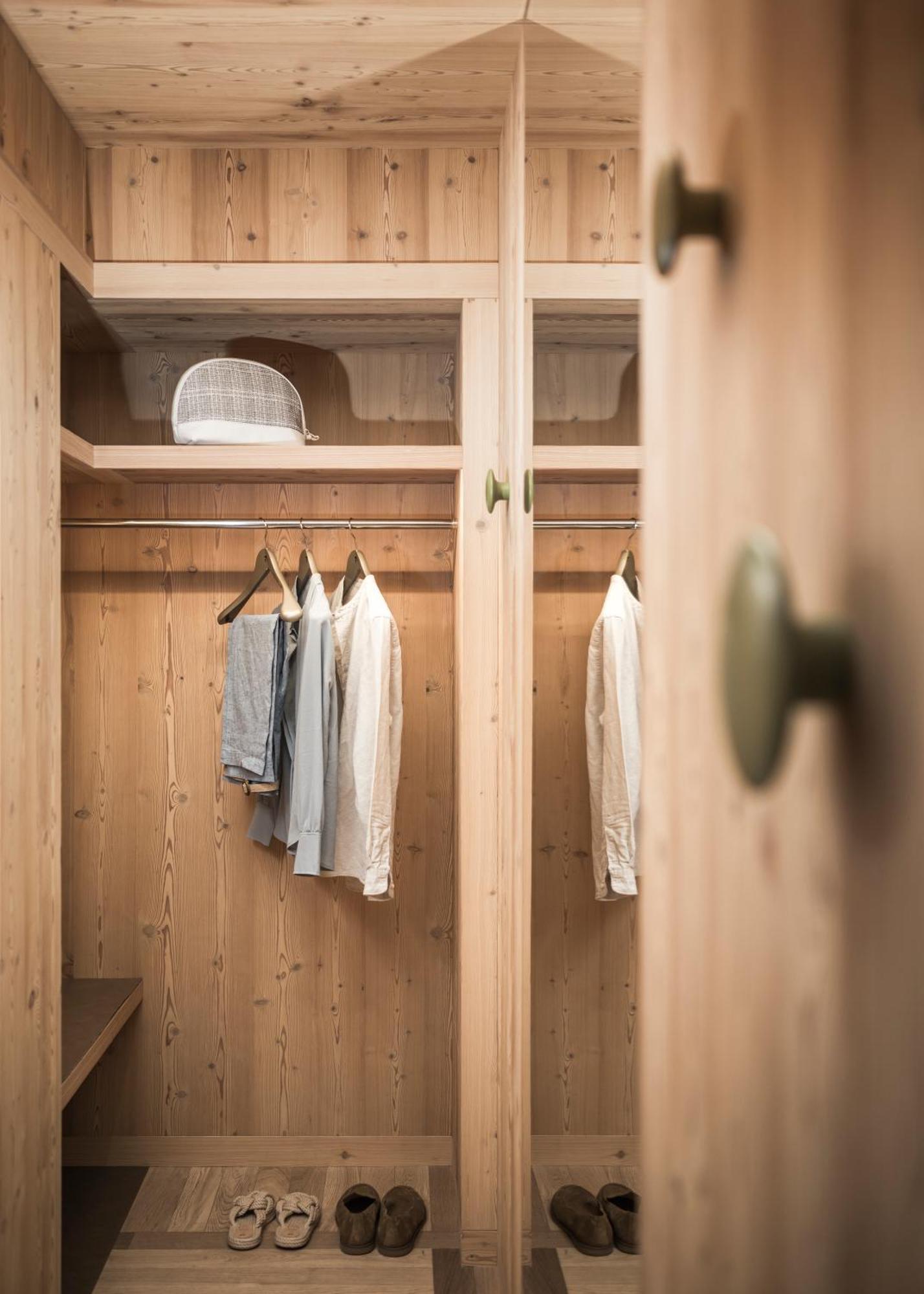 Falkensteiner Hotel Kronplatz - The Leading Hotels Of The World (Adults Only) Riscone Rum bild A wardrobe