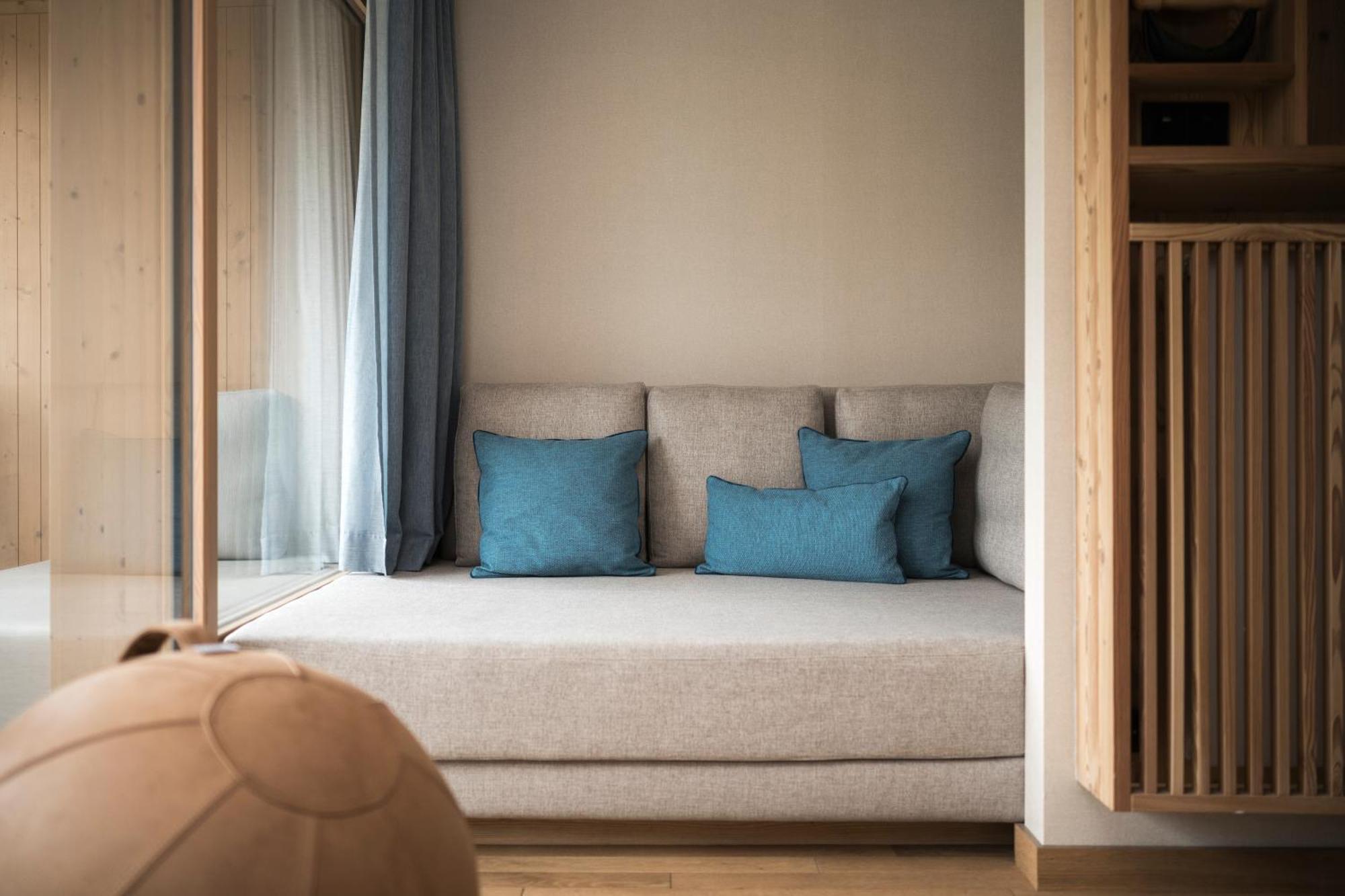 Falkensteiner Hotel Kronplatz - The Leading Hotels Of The World (Adults Only) Riscone Rum bild A sofa bed