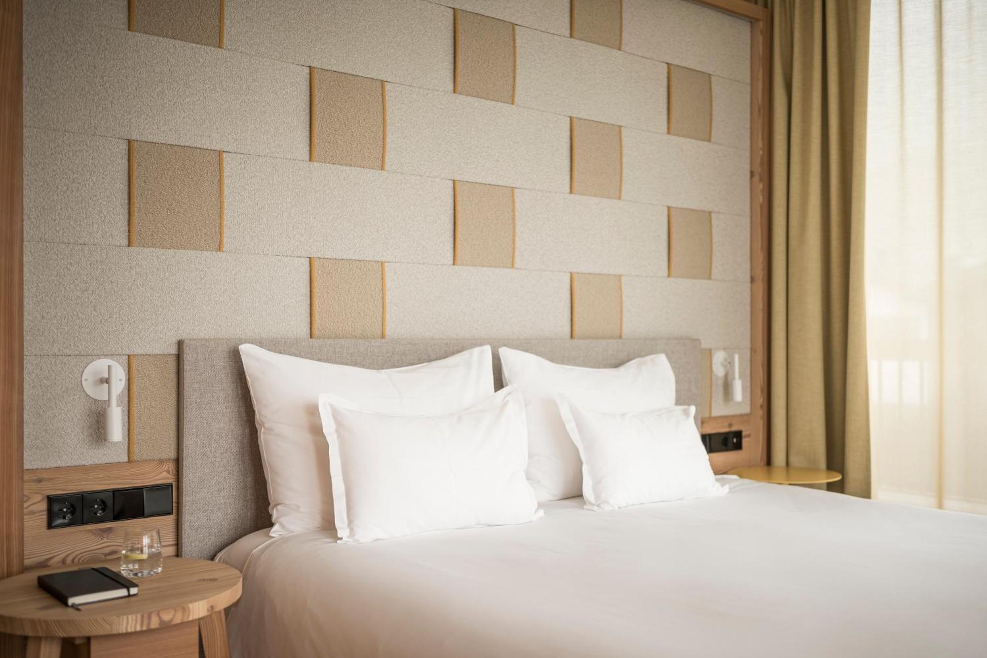 Falkensteiner Hotel Kronplatz - The Leading Hotels Of The World (Adults Only) Riscone Exteriör bild A bedroom at the hotel