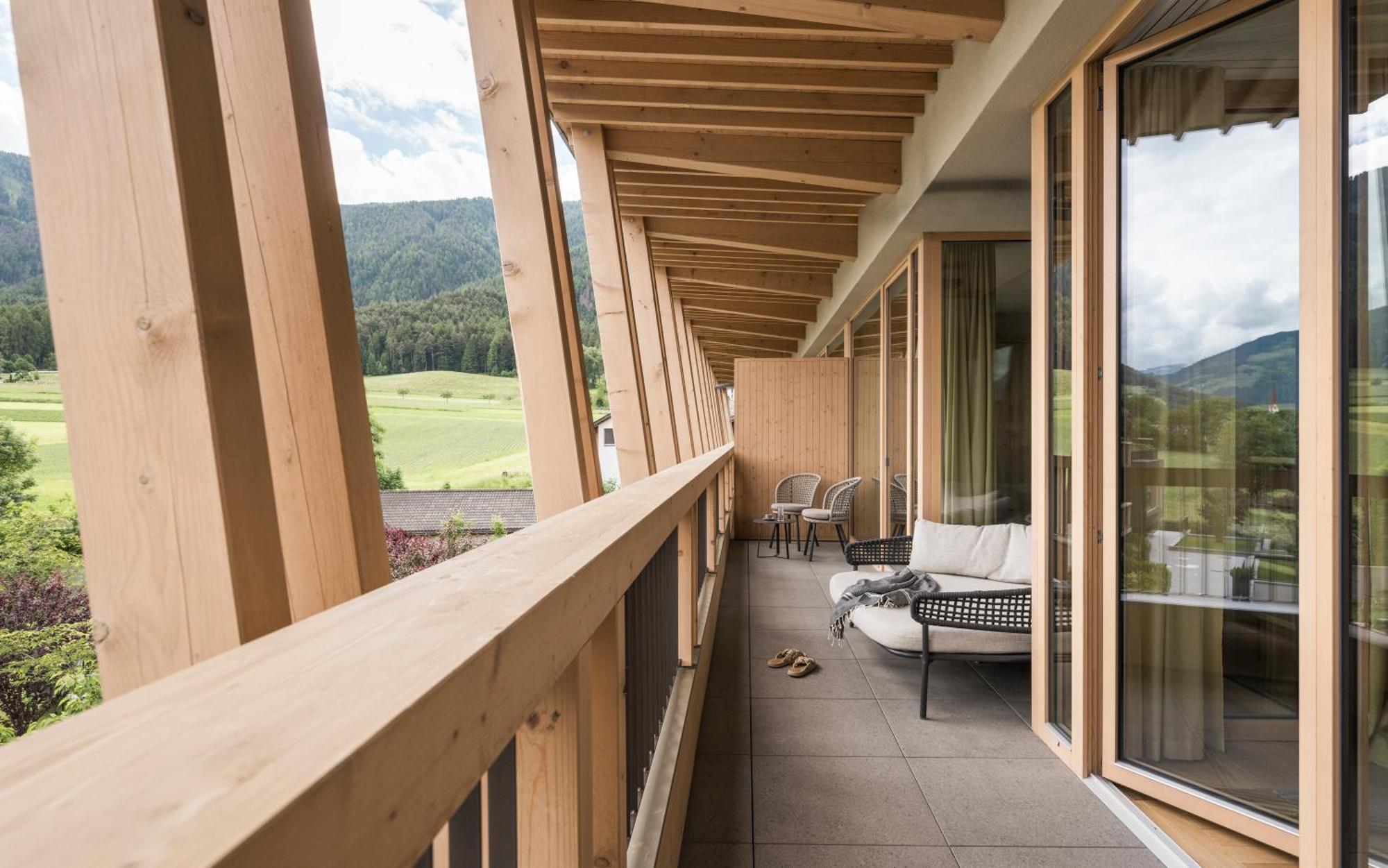 Falkensteiner Hotel Kronplatz - The Leading Hotels Of The World (Adults Only) Riscone Rum bild The balcony of a suite