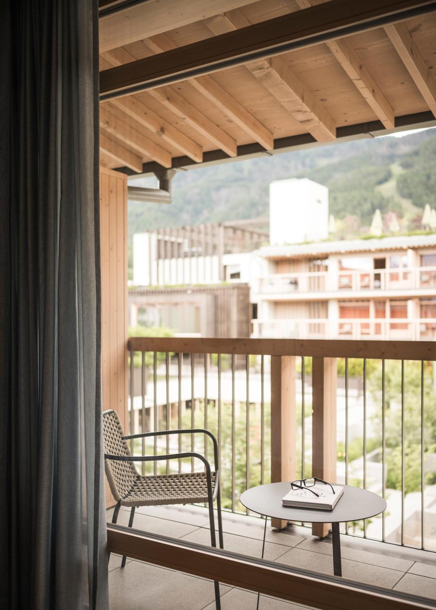 Falkensteiner Hotel Kronplatz - The Leading Hotels Of The World (Adults Only) Riscone Rum bild A balcony