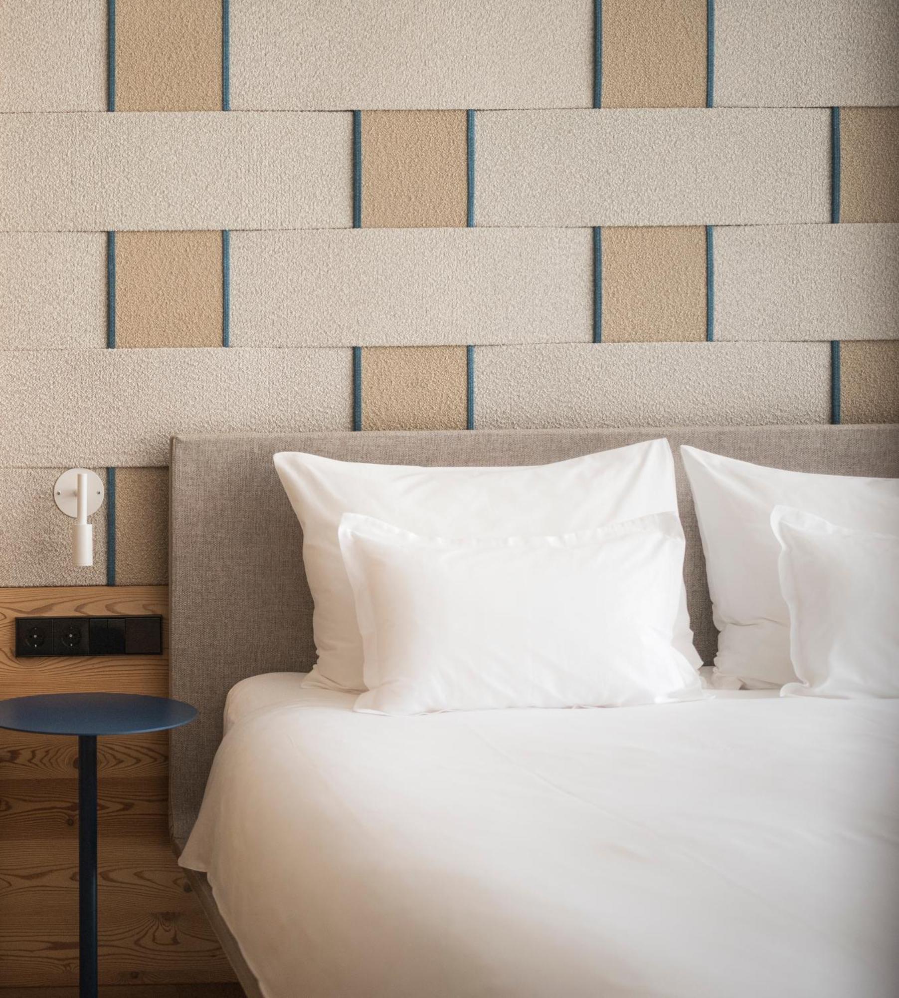 Falkensteiner Hotel Kronplatz - The Leading Hotels Of The World (Adults Only) Riscone Rum bild A bed with two pillows