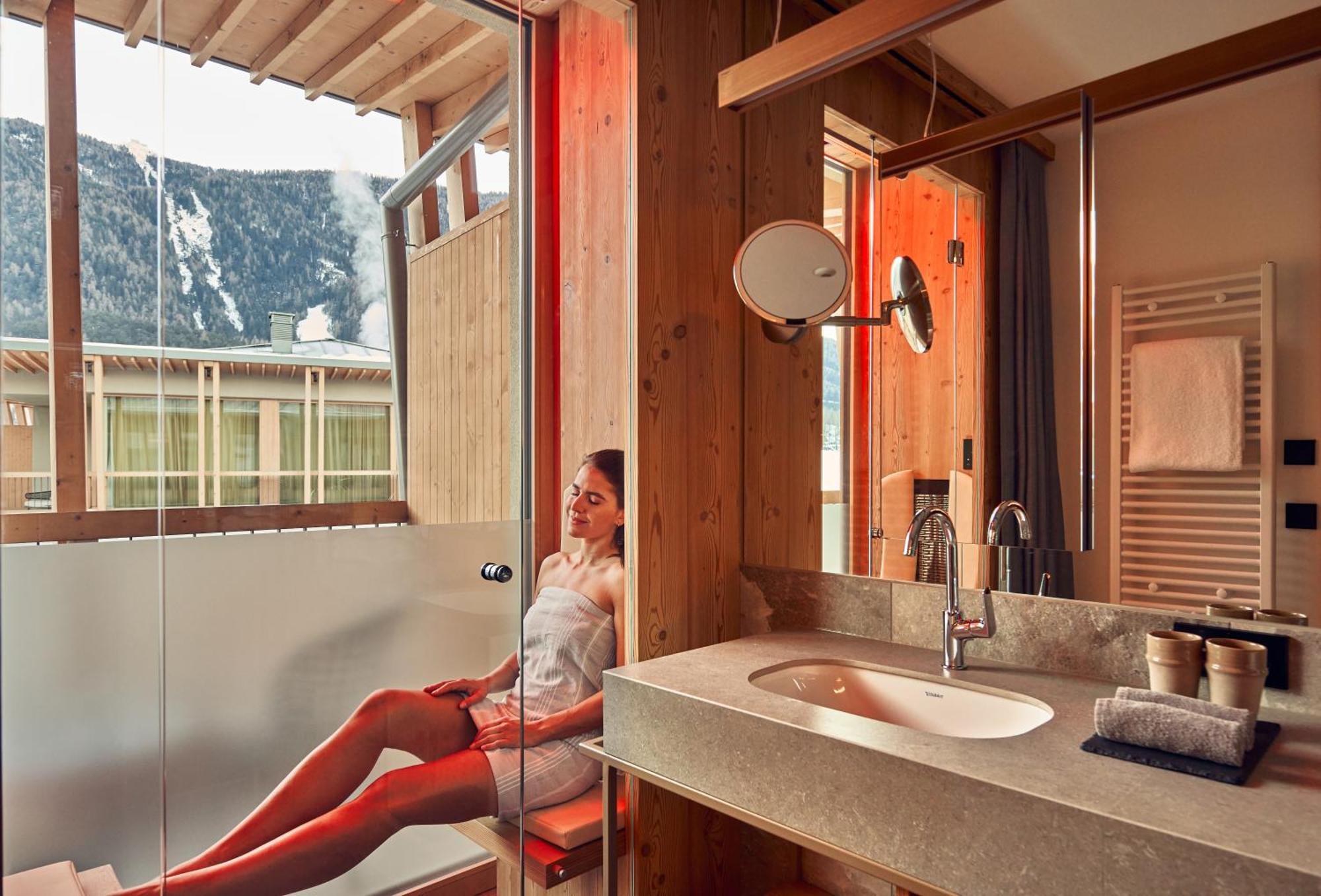 Falkensteiner Hotel Kronplatz - The Leading Hotels Of The World (Adults Only) Riscone Rum bild A woman in a shower